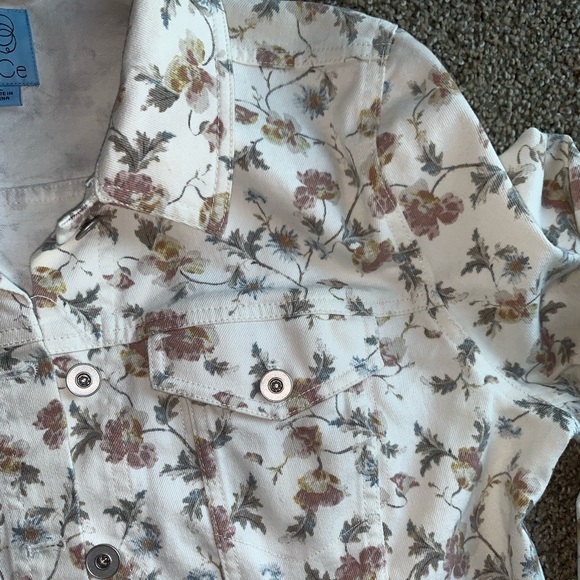 CeCe Denim White Duchess Floral Denim Jacket - Picture 7 of 12